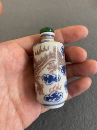 Een Chinese blauw-witte en koperrode snuiffles met een draak, Yongzheng merk, 19e eeuw