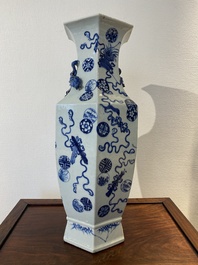 Vase de forme hexagonale en porcelaine de Chine en bleu et blanc &agrave; d&eacute;cor 'anbaxian', 19&egrave;me