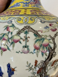 Een Chinese flesvormige famille rose 'negen perziken' vaas met gele fondkleur, Jiaqing