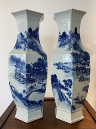 Een paar Chinese zeshoekige blauw-witte vazen met berglandschappen, 19e eeuw