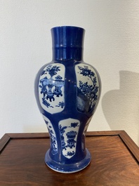 Een Chinese poederblauwe vaas met decor van antiquiteiten, Kangxi