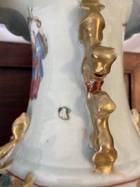 Paire de vases en porcelaine de Chine famille rose de Canton &agrave; d&eacute;cor d'immortels, 19&egrave;me