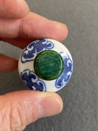 Een Chinese blauw-witte en koperrode snuiffles met een draak, Yongzheng merk, 19e eeuw