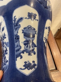 Vase en porcelaine de Chine &agrave; fond bleu poudr&eacute; &agrave; d&eacute;cor d'antiquit&eacute;s, Kangxi