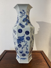 Vase de forme hexagonale en porcelaine de Chine en bleu et blanc &agrave; d&eacute;cor 'anbaxian', 19&egrave;me