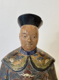 Een Chinese beschilderde terracotta figuur van een mandarijn, Canton, 19e eeuw