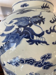 Grand vase couvert en porcelaine de Chine en bleu et blanc &agrave; d&eacute;cor de dragons, 19&egrave;me