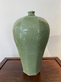 Een grote Chinese celadon-geglazuurde octagonale 'meiping' vaas, 18/19e eeuw
