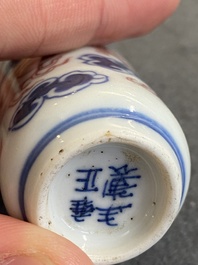 Een Chinese blauw-witte en koperrode snuiffles met een draak, Yongzheng merk, 19e eeuw