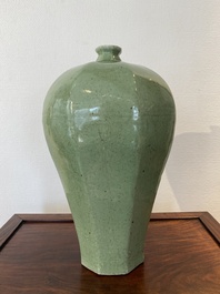 Een grote Chinese celadon-geglazuurde octagonale 'meiping' vaas, 18/19e eeuw