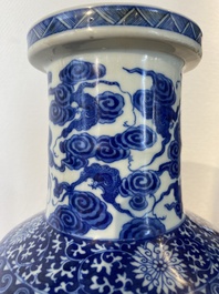 Een Chinese blauw-witte rouleau vaas met onsterfelijken, Kangxi merk, 19e eeuw