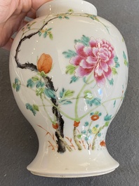 Quatre vases en porcelaine de Chine famille rose, 19/20&egrave;me