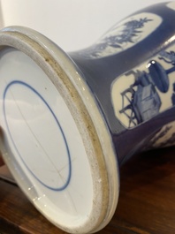 Vase en porcelaine de Chine &agrave; fond bleu poudr&eacute; &agrave; d&eacute;cor d'antiquit&eacute;s, Kangxi