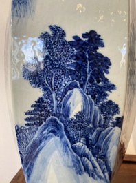 Paire de vases de forme hexagonale en porcelaine de Chine en bleu et blanc &agrave; d&eacute;cor de paysages montagneux, 19&egrave;me