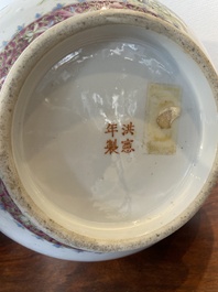 Deux vases de forme bouteille en porcelaine de Chine famille rose, marque de Hongxian, R&eacute;publique