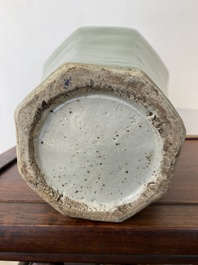 Grand vase de forme 'meiping' octogonale en porcelaine de Chine en c&eacute;ladon monochrome, 18/19&egrave;me
