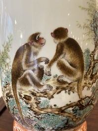 Vase de forme rouleau en porcelaine de Chine &agrave; d&eacute;cor de singes, sign&eacute; Bi Yuanming 畢淵明, dat&eacute; 1956