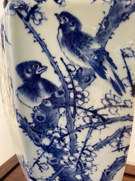 Vase de forme hexagonale en porcelaine de Chine en bleu et blanc &agrave; d&eacute;cor de pies sur branches de prunier, 19&egrave;me