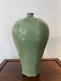 A large Chinese celadon-glazed octagonal 'meiping' vase, 18/19th C.