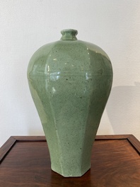 Een grote Chinese celadon-geglazuurde octagonale 'meiping' vaas, 18/19e eeuw