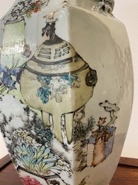 Vase de forme hexagonale en porcelaine de Chine qianjiang cai, sign&eacute; Ma Qingyun 馬慶雲, dat&eacute; 1917