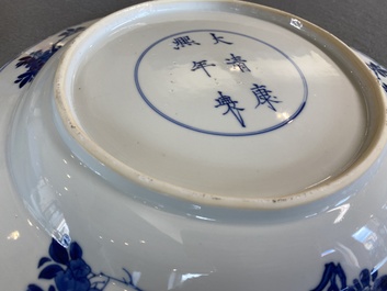 Plat en porcelaine de Chine en bleu et blanc &agrave; d&eacute;cor floral, marque et &eacute;poque de Kangxi