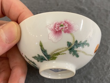 Bol en porcelaine de Chine famille rose &agrave; d&eacute;cor floral, marque de Yongzheng, 20&egrave;me