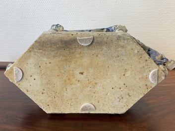 A rare Chinese blue and white 'chanab' altar stand, 19th C.