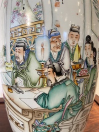 Een Chinese famille rose 'geleerden' vaas met tweezijdig decor, gesigneerd Cai Yun Xuan 彩雲軒, gedateerd 1919