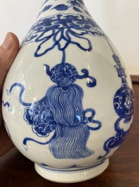 Vase de forme bouteille en porcelaine de Chine en bleu et blanc, Kangxi