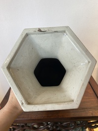 Vase de forme hexagonale en biscuit &eacute;maill&eacute; vert, Chine, 19&egrave;me