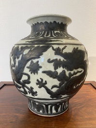 Vase en porcelaine de Chine de style Nankin &agrave; d&eacute;cor de dragons en relief, 18/19&egrave;me