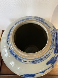 Grand pot couvert en porcelaine de Chine en bleu et blanc &agrave; d&eacute;cor narratif, 19&egrave;me