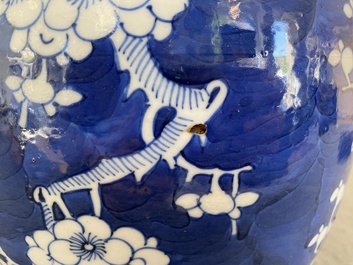 Paire de pots couverts en porcelaine de Chine en bleu et blanc, 19&egrave;me