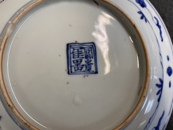 Een zeldaam Chinees Kinrande bord, Fu Gui Jia Qi 富贵佳器 merk, Wanli