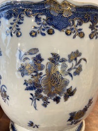 Een Chinese blauw-witte en deels vergulde wijnkoeler, Qianlong