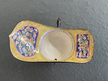 Een Chinese rituele wijnbeker of 'jue' in Canton email met gele fondkleur, Yongzheng