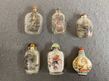 Vijf Chinese binnenin beschilderde glazen snuifflessen en &eacute;&eacute;n in Canton of Peking email, 19/20e eeuw