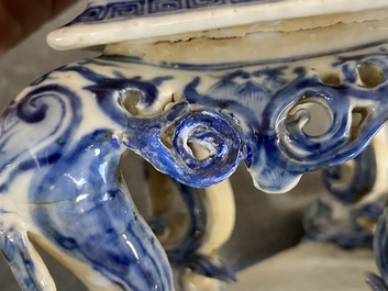 Rare support d'autel ou 'chanab' en porcelaine de Chine en bleu et blanc, 19&egrave;me