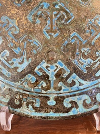 Een grote Chinese bronzen spiegel met inlegwerk van turkoois en goud of verguld zilver, Periode der Strijdende Staten