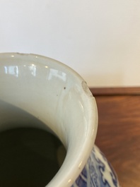 Vase en porcelaine de Chine en bleu et blanc &agrave; d&eacute;cor de rinceaux de lotus, Qianlong