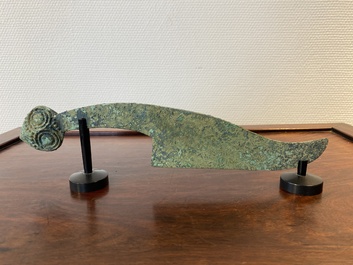 Een Chinese bronzen dolk met slangenkoppen, Periode der Strijdende Staten