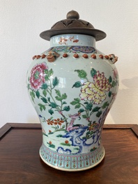 Een Chinese famille rose vaas met houten deksel, 19e eeuw