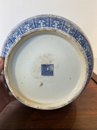 Vase de forme 'hu' en porcelaine de Chine en bleu et blanc aux rinceaux de lotus, marque de Qianlong, 19&egrave;me