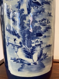 Een Chinese rouleau vaas met blauw-witte landschapspanelen op blauwe fondkleur, 19e eeuw
