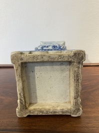 Vase de forme 'gu' carr&eacute; en porcelaine de Chine en bleu et blanc, 19&egrave;me