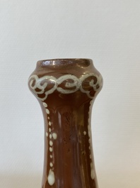 Vase de forme bouteille en porcelaine de Chine &agrave; d&eacute;cor en engobe sur fond brun, fours de Zhushan, fin du Ming