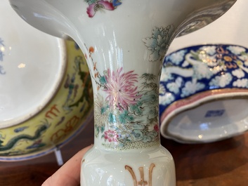 Deux bols aux dragons et un vase &agrave; d&eacute;cor floral en porcelaine de Chine famille rose, 19/20&egrave;me