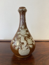 Een Chinese flesvormige Swatow-stijl vaas met wit slibdecor op bruine fondkleur, Zhushan ovens, late Ming