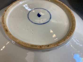Deux plats en porcelaine de Chine en bleu et blanc &agrave; d&eacute;cor de paysages montagneux, 19&egrave;me